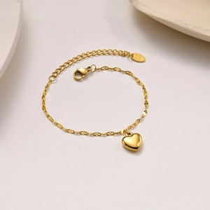 Detailed close-up of gold heart pendant bracelet with lobster clasp and K18 hallmark tag
