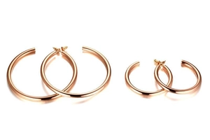 Détail de deux paires de boucles d'oreilles créoles en acier inoxydable or rose de 42 mm