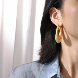 Fashion Stainless Steel Spiral Ribbed Hoop Earrings Gold Plated Croissant Style U Shape Large Hoop Earrings For Women