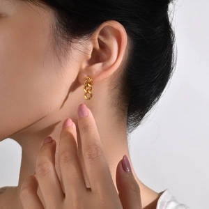 Minimalist gold chain link earrings featuring three oval loops with high polished finish