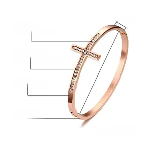 Détail d'un bracelet croix en acier inoxydable or rose avec strass et dimensions précises