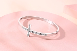 Vue détaillée du bracelet croix en acier argenté avec pavage de zircons cubiques