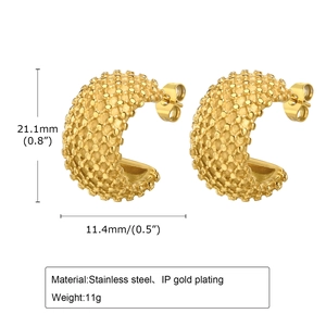 Detailsicht goldener C-förmiger Ohrringe mit Maßen von 21,1 mm Höhe und 11,4 mm Breite