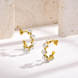 Orecchini a C placcati oro 18k con zirconi su espositore in pietra minimalista