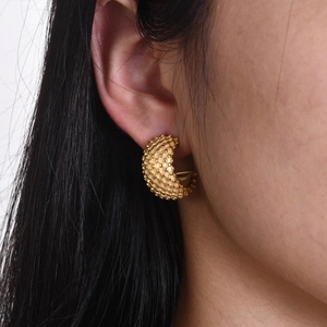 Detail goldener klobiger C-Form Creolen mit strukturierter Perlenoberfläche für Damen