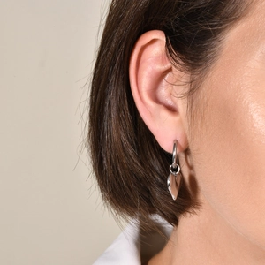 Boucles d'oreilles créoles cœur en argent poli portées pour un style chic et épuré