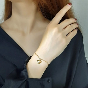 Elegant gold heart pendant bracelet for women featuring a minimalist link chain design