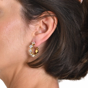 Dettaglio di orecchino a cerchio a C placcato oro 18k con zirconi quadrati