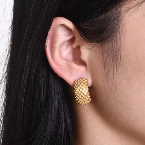 Goldene C-förmige Edelstahl-Ohrringe für Damen mit strukturierter Perlen-Optik