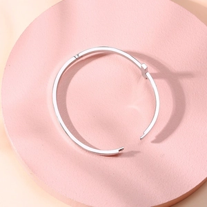 Bracelet jonjon à charnière en acier poli avec détail barre en T sur socle rose