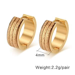 Detailansicht der 4mm goldbeschichteten Creolen mit matter Textur und polierten Kanten