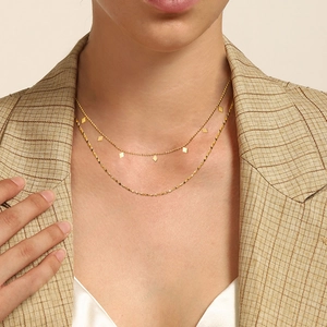 Collier double couche en acier inoxydable doré avec pendentifs losanges sur un mannequin
