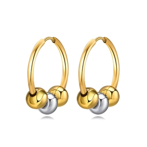 Goldene Creolen aus Edelstahl für Damen mit drei verschiedenfarbigen Metallperlen