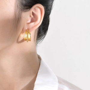 Edelstahl Gedrehte C-Förmige Creolen Für Damen Vergoldet Geometrisch Texturiert Minimalistisch Mode Ohrschmuck Geschenk