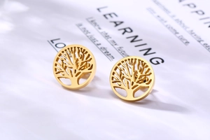 Gros plan détaillé de boucles d'oreilles arbre de vie dorées au design ajouré élégant