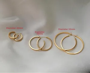 Trois tailles de créoles polies en or 18 carats avec diamètres de 20 mm, 35 mm et 50 mm