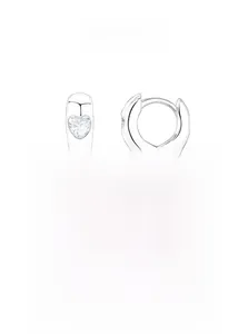 Détail des boucles d'oreilles créoles en argent 925 avec zircons en forme de coeur
