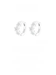 Détail de créoles en argent S925 avec trois étoiles serties de pierres en zircone cubique