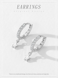 Gros plan de créoles en argent sterling S925 avec breloques étoiles et oxydes de zirconium