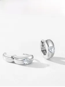 Gros plan de créoles en argent sterling S925 avec incrustation de zircon en forme de cœur