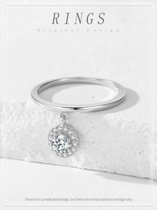 Makro-Detail des Rings aus 925er Silber mit rundem Mikropavé-Zirkonia-Anhänger