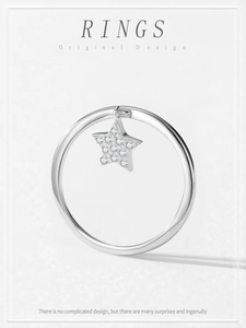 Détail de la bague en argent S925 avec un pendentif en forme d'étoile scintillante
