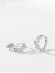 Détail de boucles d'oreilles étoiles en argent 925 avec zircons et poinçon S925