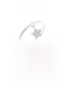 Détail macro d'une bague en argent S925 avec pendentif étoile brillant et poinçon S925