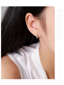 Gros plan sur les boucles d'oreilles étoiles en argent 925 avec zircons brillants