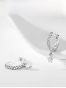 Détail de boucles d'oreilles étoile en argent 925 avec pavage zircon et pendentif étoile
