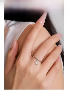 Détail de la bague en argent sterling S925 avec pendentif étoile mobile et zircons