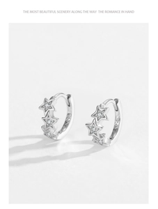 Vue macro détaillée des boucles d'oreilles étoile en argent 925 avec incrustation de zircon