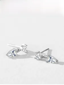 Détail de boucles d'oreilles en argent 925 avec zircons étincelants ronds et en poire