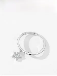 Gros plan d'une bague en argent S925 avec une breloque étoile pendante en pavé de zircon