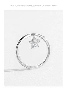 Vue détaillée de la bague en argent S925 avec un pendentif en forme d'étoile brillante