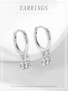Détail de créoles en argent sterling S925 avec breloques pendantes en zircone ronde