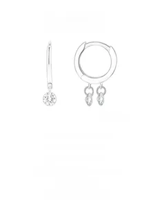Détail de boucles d'oreilles créoles en argent 925 avec pampilles en zircone cubique ronde