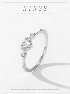 Vue détaillée de la bague en argent S925 avec cœur, pierres et anneau texturé