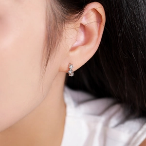 Boucles d'oreilles étoiles en argent sterling 925 avec cristaux brillants sur un mannequin
