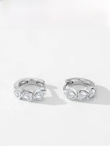 Dettaglio degli orecchini in argento S925 con tre pietre di zircone a forma di cuore puro