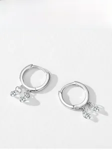 Vue détaillée des boucles d'oreilles en argent 925 avec pendentifs en zircone ovale