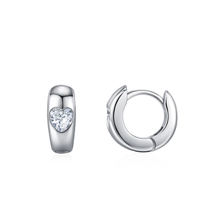 Élégantes créoles en argent sterling 925 avec zircone en forme de cœur sur fond blanc