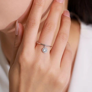 Eleganter Ring aus 925er Sterlingsilber mit funkelndem Zirkon-Rundanhänger an der Hand