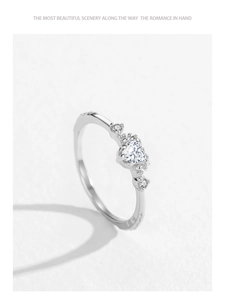 Macro d'une bague en argent S925 avec zircon en forme de cœur et pierres latérales