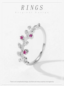 Makroaufnahme des Sterling Silber Rankenrings mit drei magentafarbenen Edelsteinen