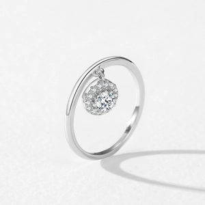 Eleganter 925er Silberring mit beweglichem Halo-Zirkonia-Anhänger auf weißem Hintergrund