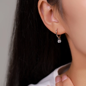 Élégantes boucles d'oreilles pendantes en argent 925 avec pompons en zircone cubique