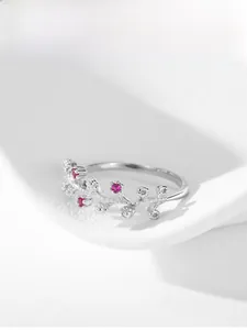 Detail eines Rings aus 925er Sterlingsilber mit kleinen rosenroten Edelsteinen