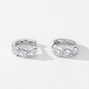 Orecchini a cerchio a C in argento S925 con tre cuori scintillanti in zircone