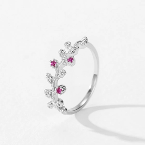 Eleganter Ring aus 925er Sterlingsilber mit Pflaumenblüten-Design und roten Edelsteinen
